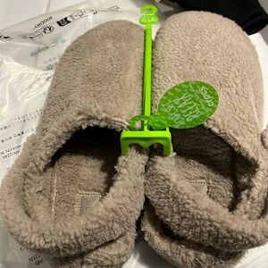 Men’s Croc Slippers, Size 11, Tan